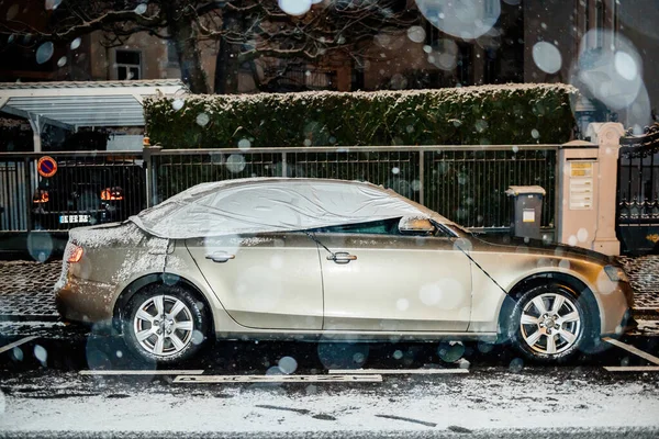 Сторона огляду покрита снігом і захистом матеріалу люкс лімузин BMW — стокове фото