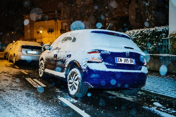 Cubierto de nieve coche azul Skoda Fabia en la calle francesa en el centro de Estrasburgo —  Fotos de Stock