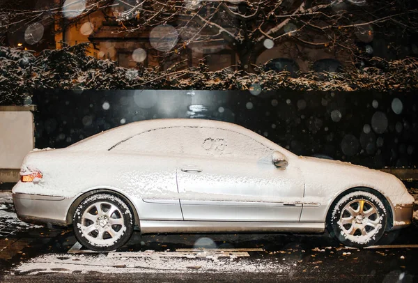 Coperto con la neve auto di lusso Mercedes-Benz argento SLK coupé — Foto Stock