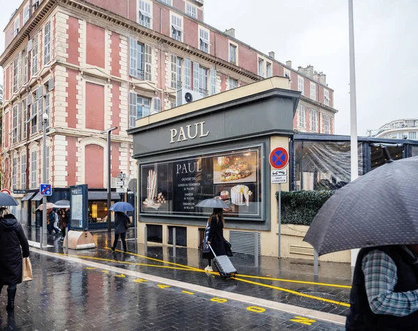 Paul bageri butik som säljer färskt bröd och croissanter och andra typer av bakverk — Stockfoto