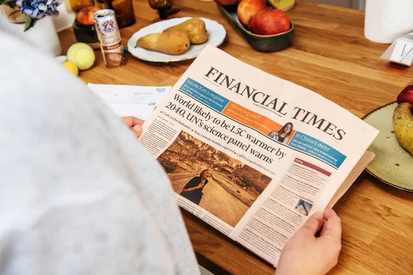 Financial Times gazetesi manşet başlık sayfası ana başlık metin dünyası muhtemelen gelecekte daha sıcak olacak — Stok fotoğraf