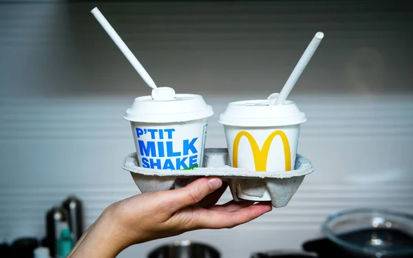 OV vrouw vrouw hand met twee milk shake in moderne keuken achtergrond — Stockfoto