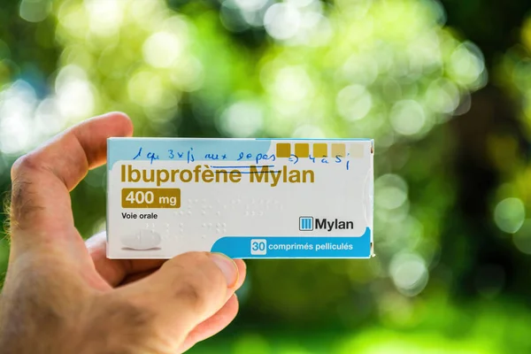 POV manliga hand hålla läkemedel läkemedel Ibuprofen 400 paket med 30 piller — Stockfoto