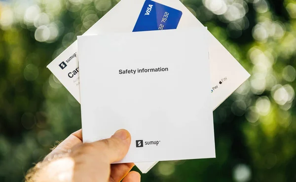 셀프 스트립, 칩 , RFID NFC 비접 촉식 지불 카드를 읽을 수있는 새로운 SumUp EMV 카드읽기 무료 — 스톡 사진