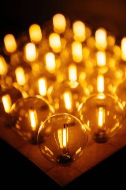 Sarı iplikli arka planda birden fazla ışık yanar. Çevreye dost canlılar için arka plan bozulur.