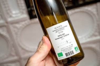 Erkek el görüntüsü Alsace Anstotz ve Fils 'in şarap tarifini okuyor.