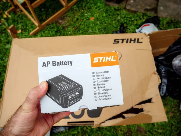 Paquete de cartón de mano macho Pov con batería Stihl Ap — Foto de Stock