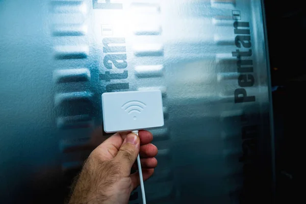 POV mano masculina sosteniendo nuevo dongle Wifi para frigoríficos Home-Connect fabricados por Bosch y Siemens —  Fotos de Stock