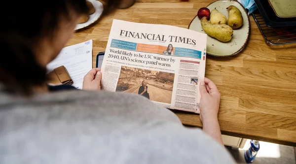 Financial Times magazine wtih portada título principal texto sobre el cambio de cliamte —  Fotos de Stock