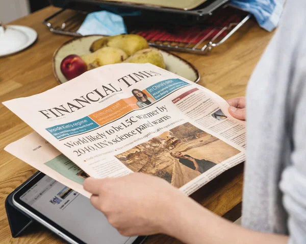 Financial Times krant tijdschrift met krantenkop cover pagina belangrijkste titel tekst wereld waarschijnlijk warmer in de toekomst — Stockfoto