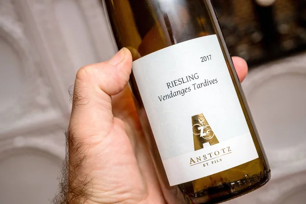 Alsace Anstotz et Fils riesling vinflaska före den stora festen - biodynamiskt vin — Stockfoto