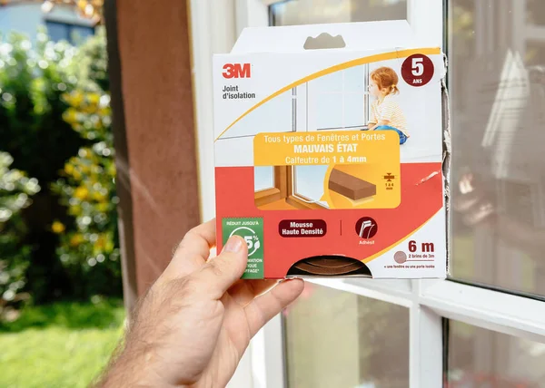 Mano masculina sosteniendo cerca de la ventana del nuevo paquete con 3M 6 metros —  Fotos de Stock