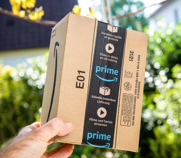 POV mano masculina sosteniendo nuevo paquete de cartón Amazon Prime — Foto de Stock