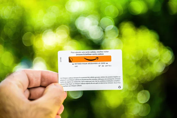 Amazon Frankreich fr Geschenkkarte gegen grünen Park Garten defokussiert Hintergrund — Stockfoto