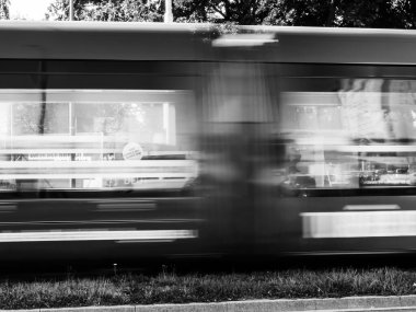 SPD 'nin şansölye adayları ve Olaf Scholz' un yer aldığı büyük seçim afişleriyle odaklanmış tramvay hareketi