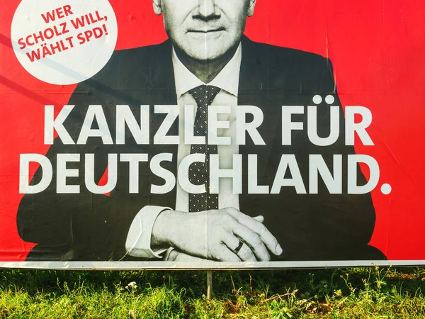 Un cartel electoral para el candidato del Partido Socialdemócrata SPD al canciller Olaf Scholz escribió el texto Kanzler fur Deutschland. — Foto de Stock