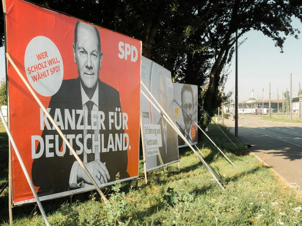 Calle de la ciudad con carteles electorales con los candidatos canciller del SPD con Olaf Scholz, CDU con Armin Laschet y Bundnis 90 Die Grunen — Foto de Stock