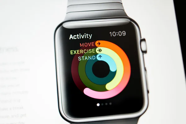 Apple Computer Website mit Apple Watch Aktivität App — Stockfoto