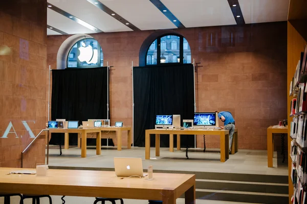 Apple Store avec vitrines couvertes — Photo