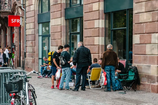 People waiting for the new iPhone launch — 图库照片