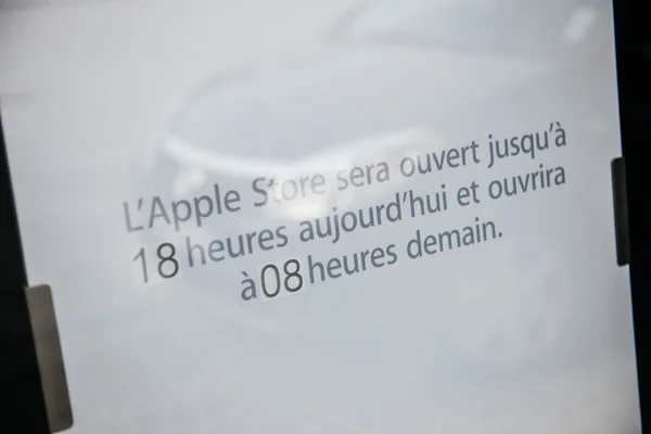 Apple Store необычная таблица времени для запуска iPhone — стоковое фото