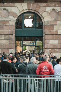T önünde bekleyen müşteriler ile iphone 6 satış Apple başlar