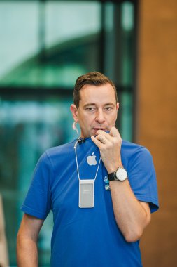 Apple yeni iphone başlatmak için eployee prepraring