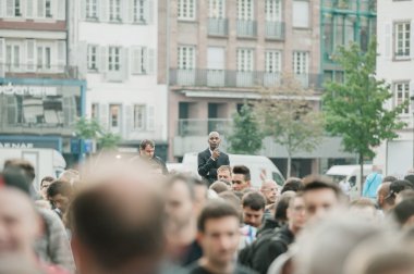 Güvenlik görevlisi kalabalık Apple Store üzerinde seyir