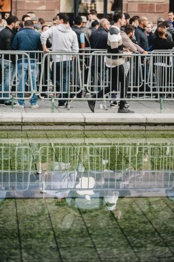 Apple store uzun çizgileri ve günlük yansıyan