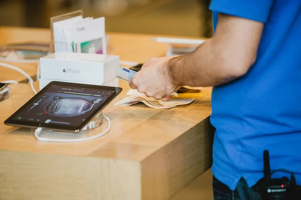 Apple εργαζόμενος μετρώντας χρήματα duirng iphone εκτόξευσης — Φωτογραφία Αρχείου