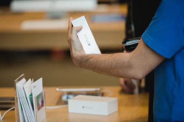 Apple запускає iphone 6 продажу по всьому світу — стокове фото