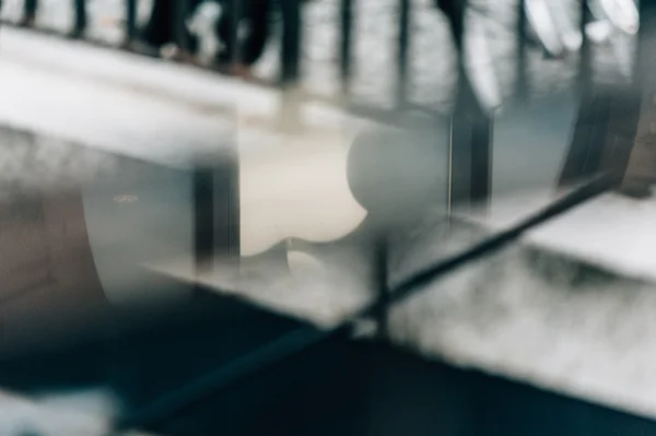 Apfellogo spiegelt sich in Wassertropfen wider — Stockfoto