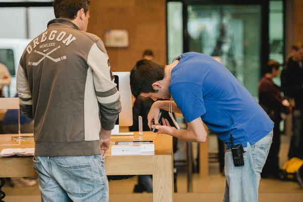 Comienza la nueva venta de teléfonos inteligentes Apple — Foto de Stock