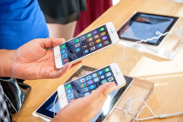 Nya iphone 6 och iphone 6 Plus i händer — Stockfoto