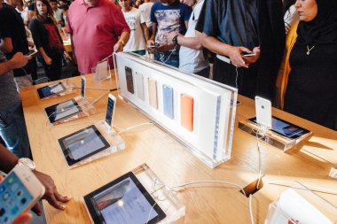 Yeni iphone 6 ve iphone 6 artı elinde