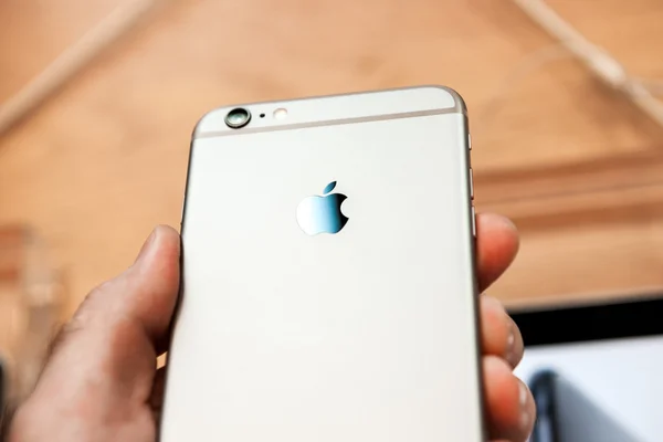 新しい iphone 6 と iphone 6 プラスの手の中 — ストック写真