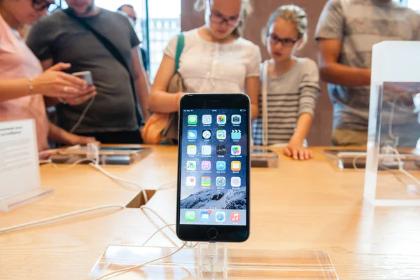 Apple, iphone 6 і iphone 6 плюс продажу починається — стокове фото