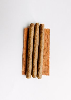 Beyaz arka plan üzerinde cigarillos