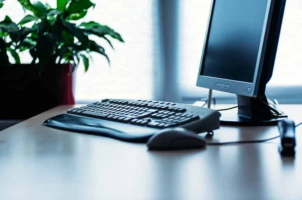 Computer on desk in office — Stock Photo, Image