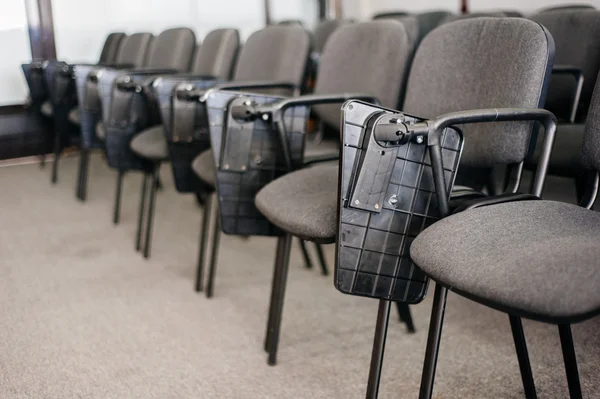 Fila de sillas en la conferencia de la universidad — Foto de Stock