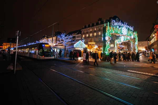 유럽-스트라스부르, 알자스, 프랜에서 오래 된 크리스마스 시장 — 스톡 사진