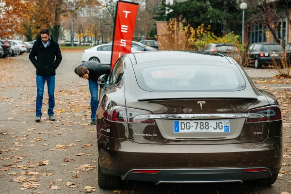 Tesla Model S elbil noll utsläpp — Stockfoto