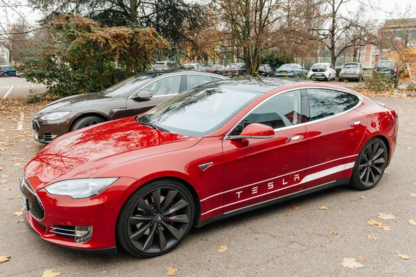 Tesla Modelo S carro elétrico zero emissões — Fotografia de Stock