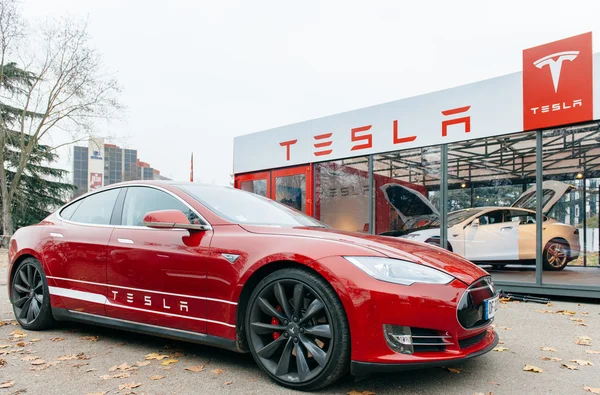 Tesla Modelo S carro elétrico zero emissões — Fotografia de Stock