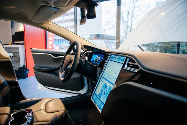 Υπόδειγμα Tesla S ηλεκτρικό αυτοκίνητο μηδενικές εκπομπές Royalty Free Εικόνες Αρχείου