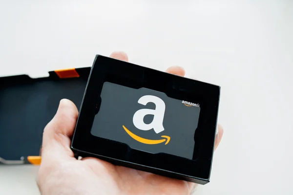 Tarjeta de regalo Amazon en la mano del hombre — Foto de Stock