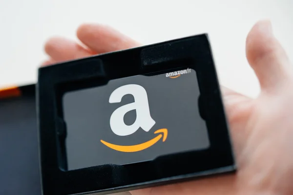 Carte cadeau Amazon dans la main de l'homme — Photo