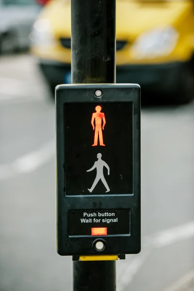 Bouton poussoir et attendre panneau de signalisation Royaume-Uni — Photo