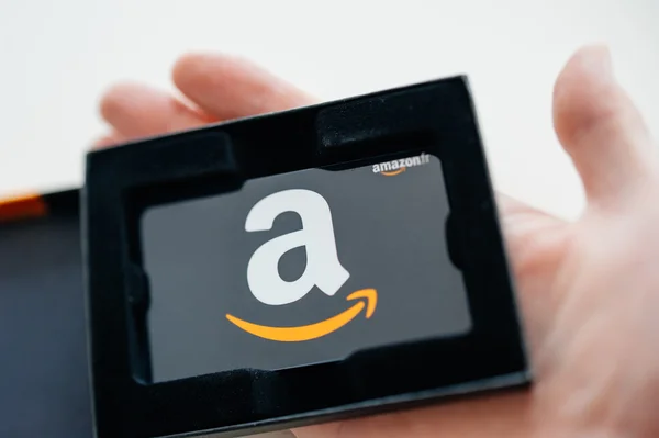 Amazon δώρο κάρτα στο χέρι του ανθρώπου Εικόνα Αρχείου