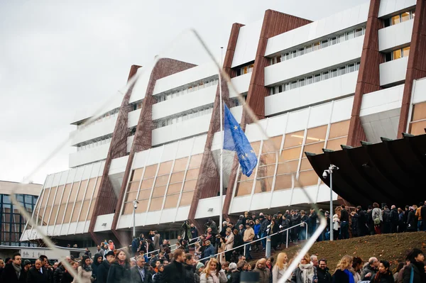 Strasbourg holds silent vigil for those killed in Paris attack — Stock Photo, Image